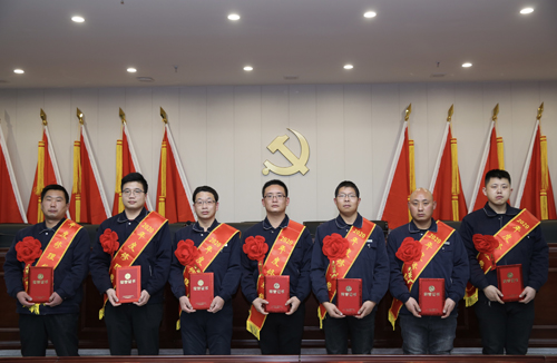 0206 修理能手從左至右依次為 邵冠峰、王寶玉、潘春樂、李龍、許特斯、韓利杰、寇增亮.jpg