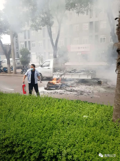 驚險！高溫天小貨車“上火” 萬幸！路遇公交車長及時“滅火”