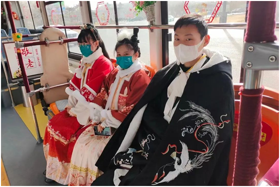 老家河南 心的春運︱熟悉的春節(jié)里！ 看洛陽公交人的過年儀式感 