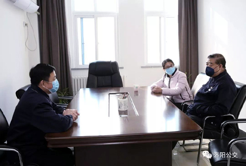眾志成城、共克時艱——團(tuán)市委向公交一線捐贈疫情防控物資